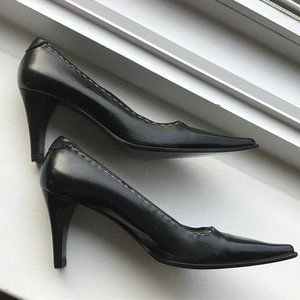 Gucci black pumps with ivory stitching, size 8B
